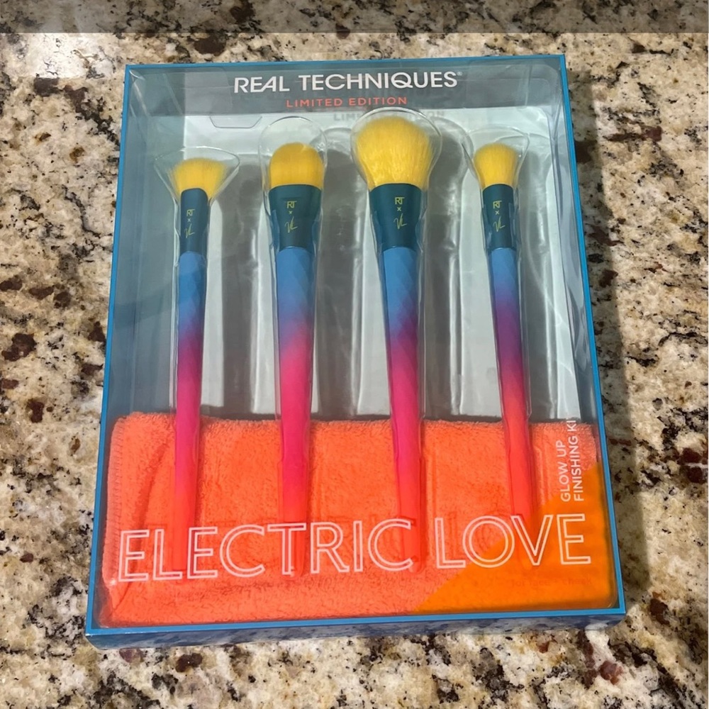 Real Techniques Electric Love brush set
